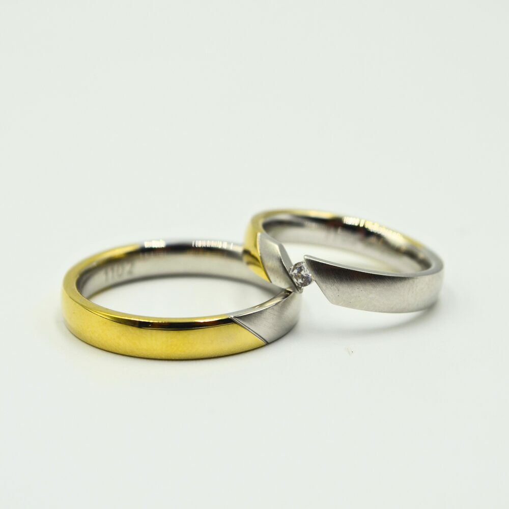 Un couple choisit ensemble des bagues pour un moment important