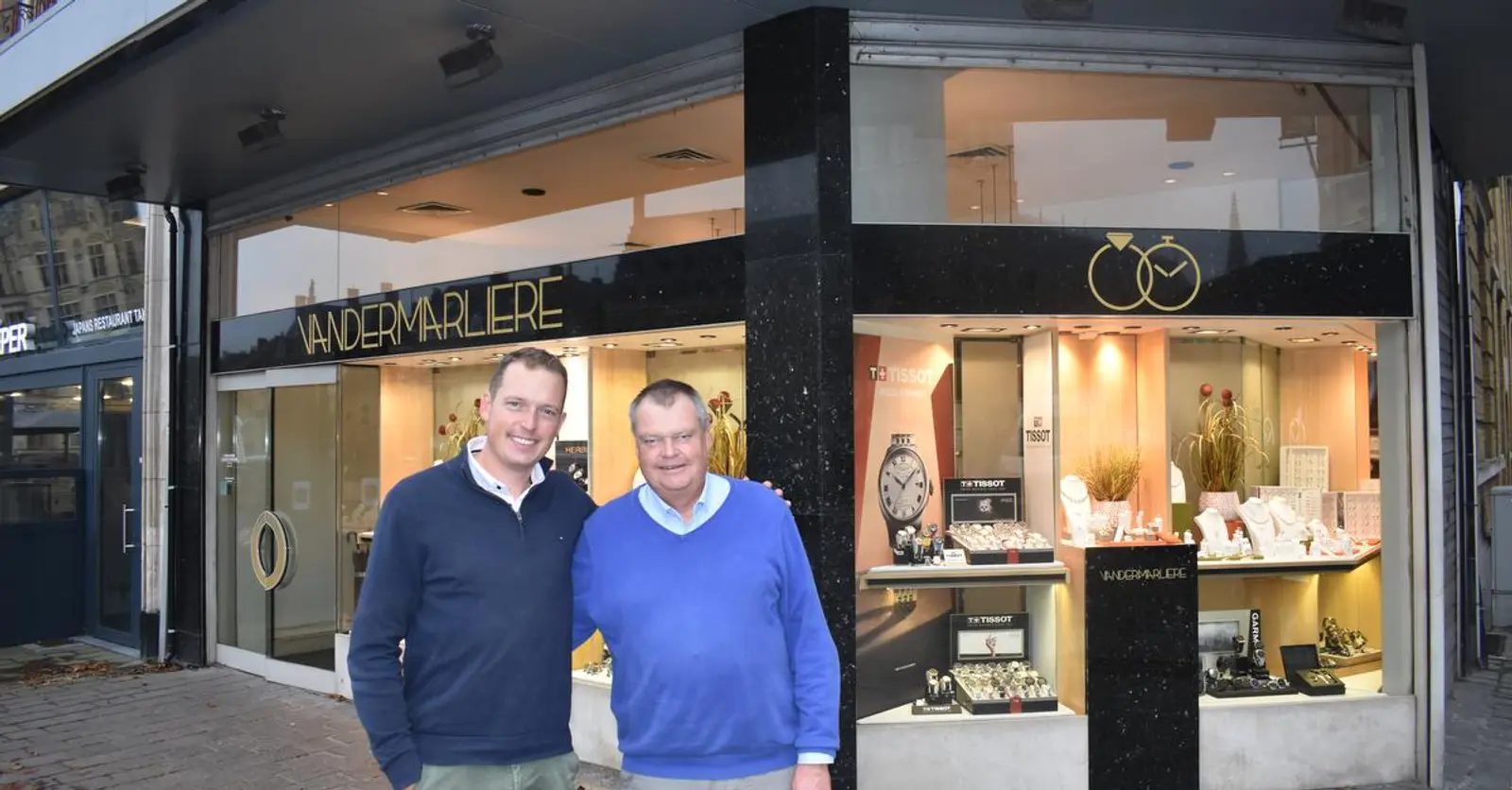 Louis et son père devant la bijouterie Vandermarliere