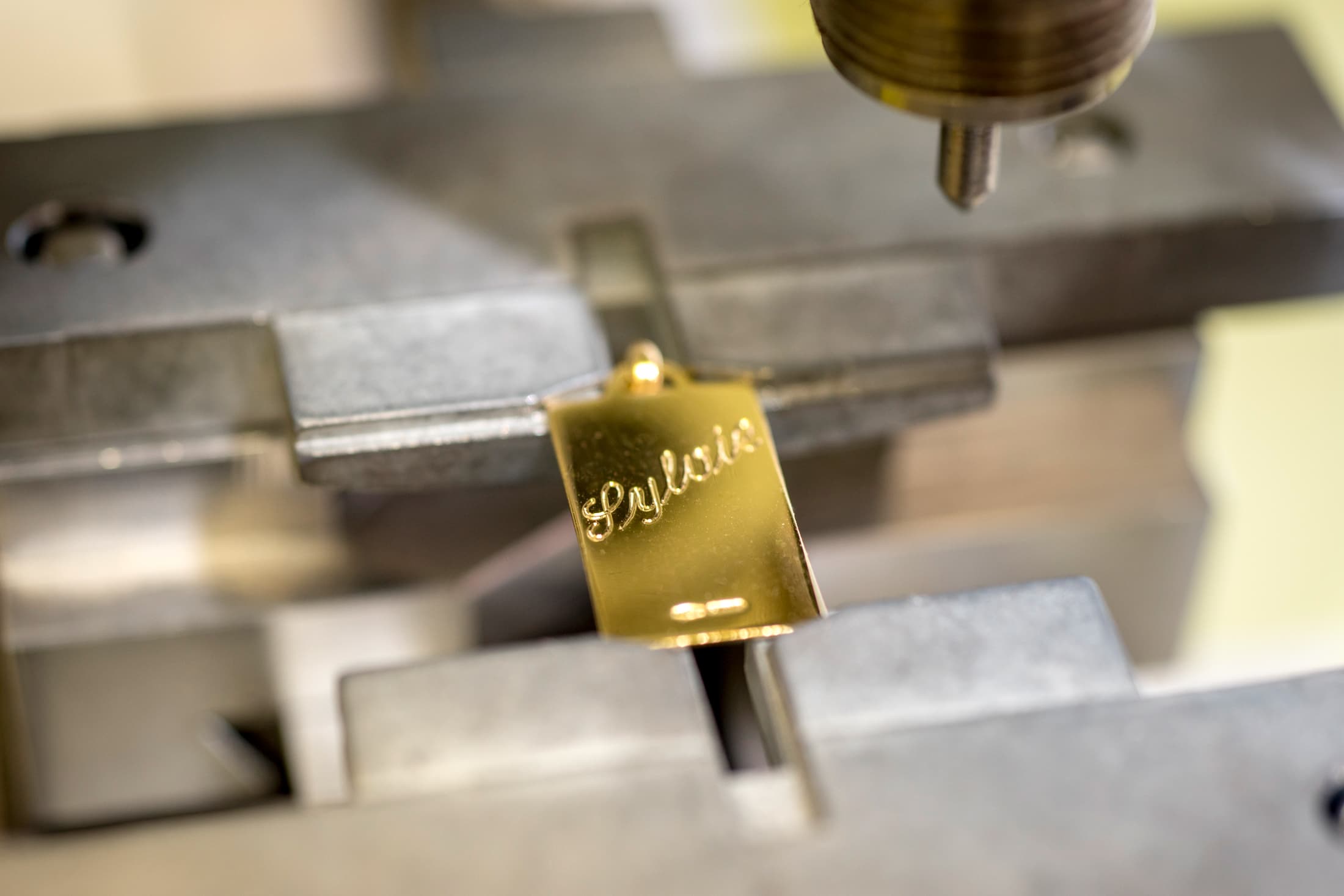 Gravure gratuite d’un bracelet de naissance, réalisée sur place
