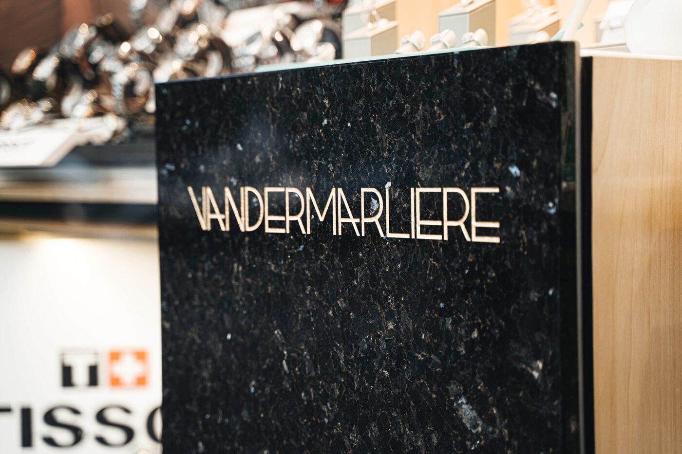 Mur en marbre noir avec le logo de la Bijouterie Vandermarliere